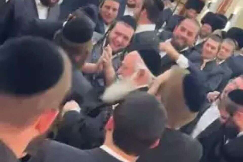 גולדקנופף רוקד לצלילי השיר "נמות ולא נתגייס" , ללא