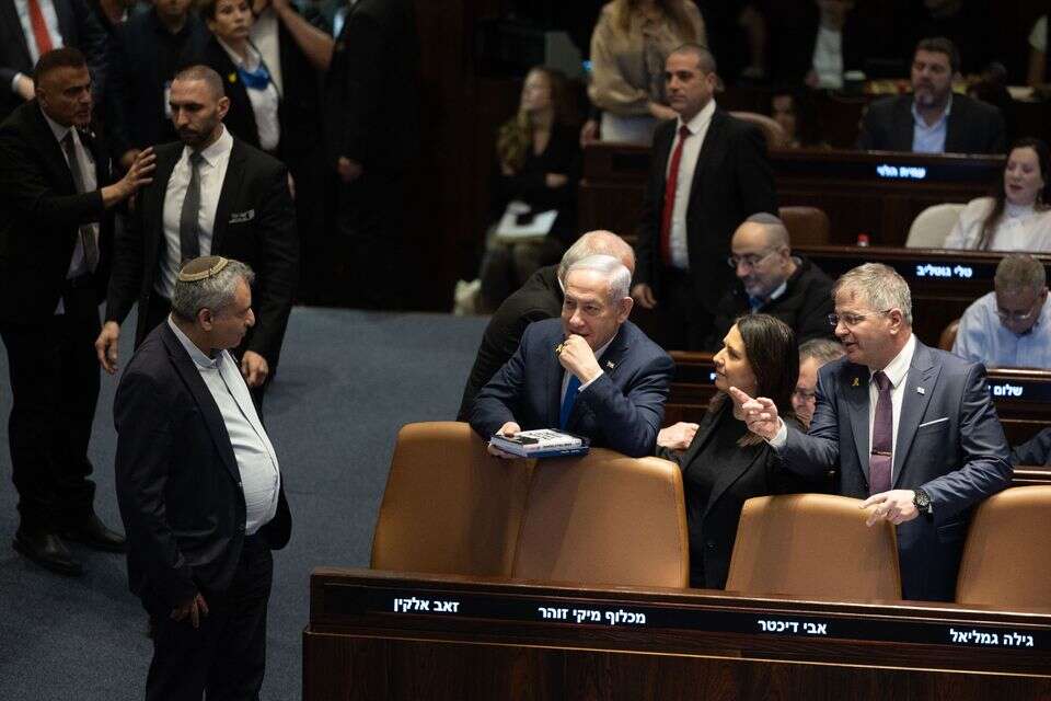 מליאת הכנסת. ראש הממשלה נתניהו, שר החינוך קיש וזאב אלקין, השר במשרד האוצר , אורן בן חקון