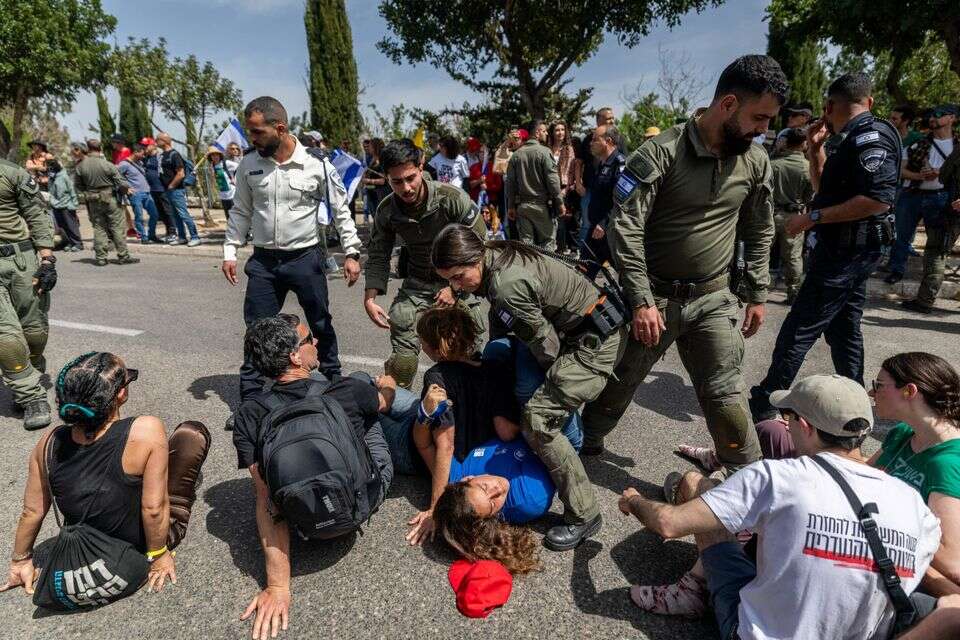 מפגינים ליד הכנסת בירושלים , חיים גולדברג/פלאש90  
