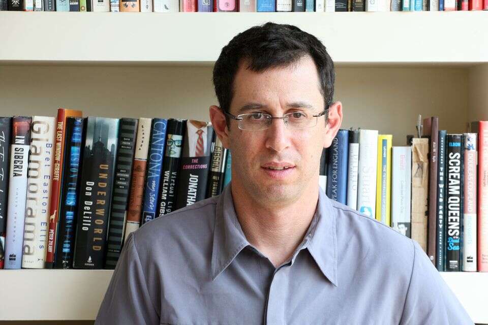 אסף גברון. כוחו טמון ברומן הקאמרי הקצר ,