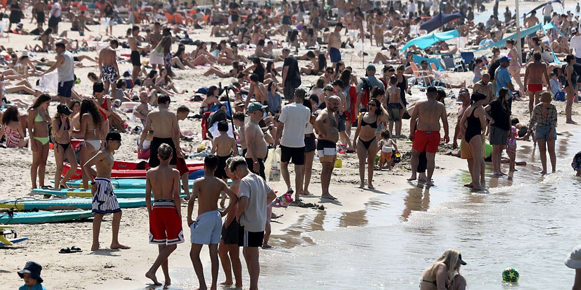 החופים בתל אביב צפויים להתמלא בסוף השבוע עם עליית הטמפרטורות ל-43 מעלות. מבלים בחוף תל אביב (ארכיון) , גדעון מרקוביץ'