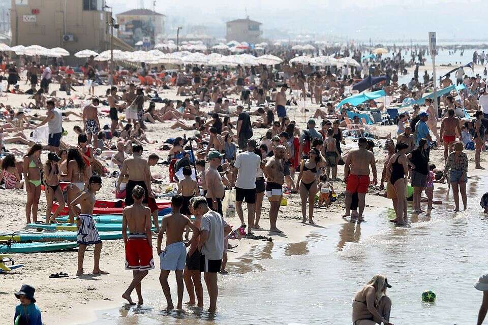 החופים בתל אביב צפויים להתמלא בסוף השבוע עם עליית הטמפרטורות ל-43 מעלות. מבלים בחוף תל אביב (ארכיון) , גדעון מרקוביץ'