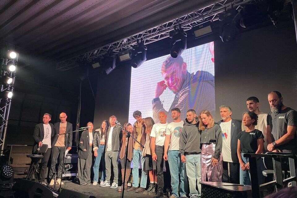 שורדי המיגונית עם שירה ומשה שפירא הוריו של ענר ז״ל , באדיבות המשפחה