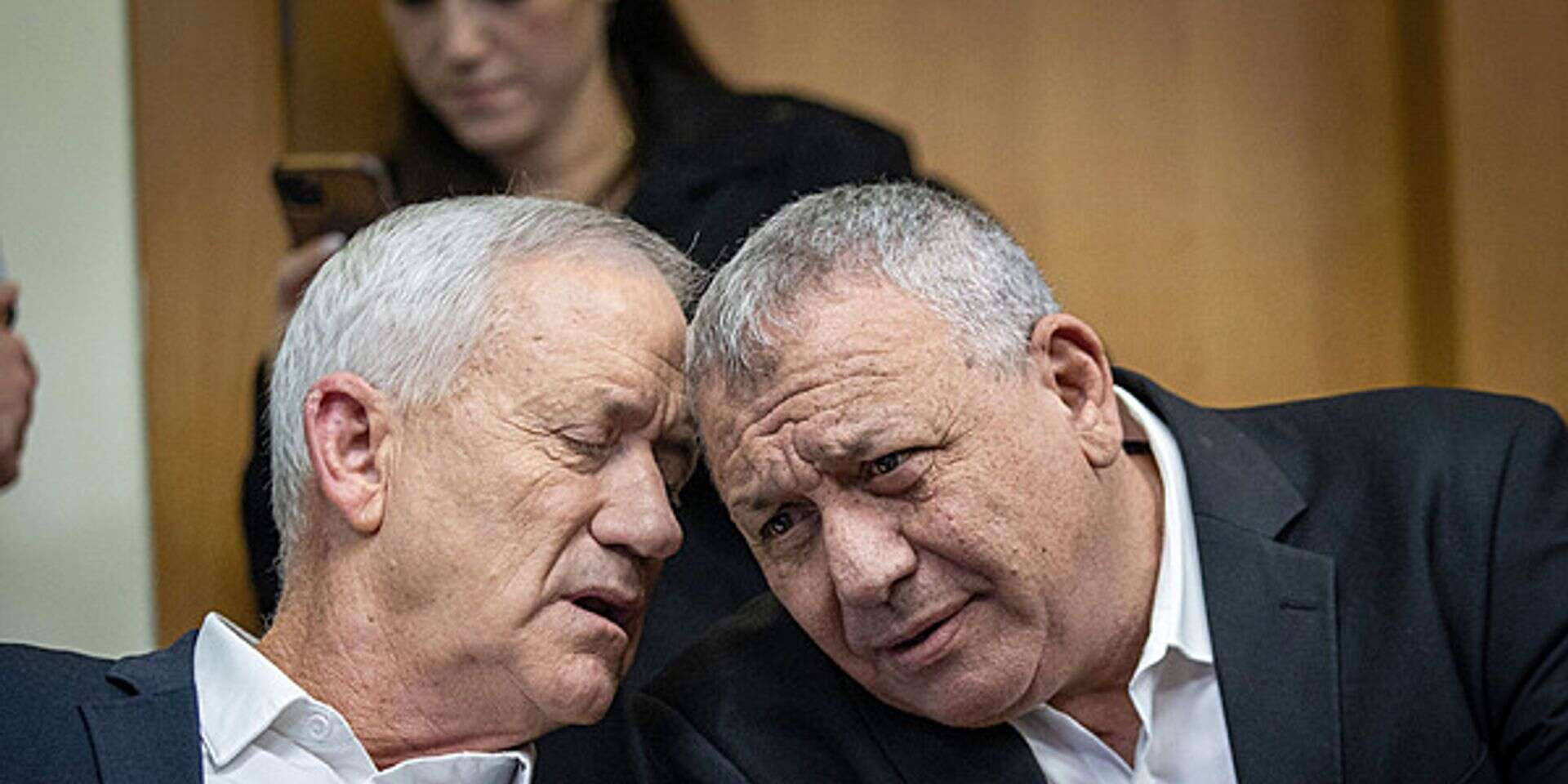 הסוסים הדוהרים ברחו מהאורווה. איזנקוט וגנץ , אורן בן חקון
