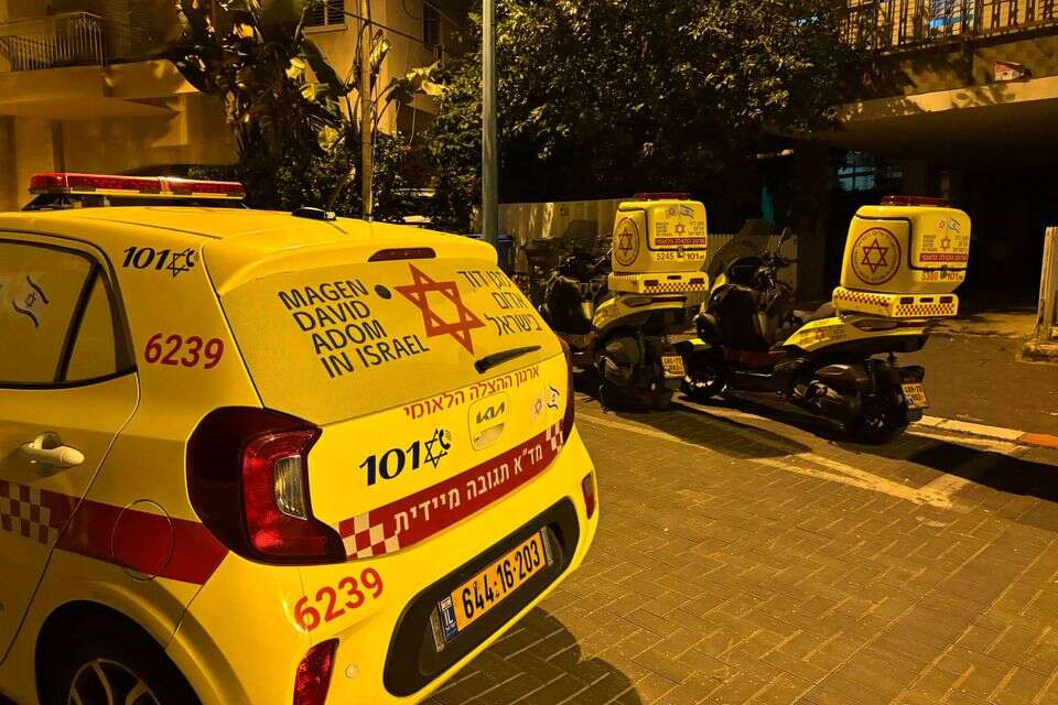 זירת האירוע בפ"ת , מד"א