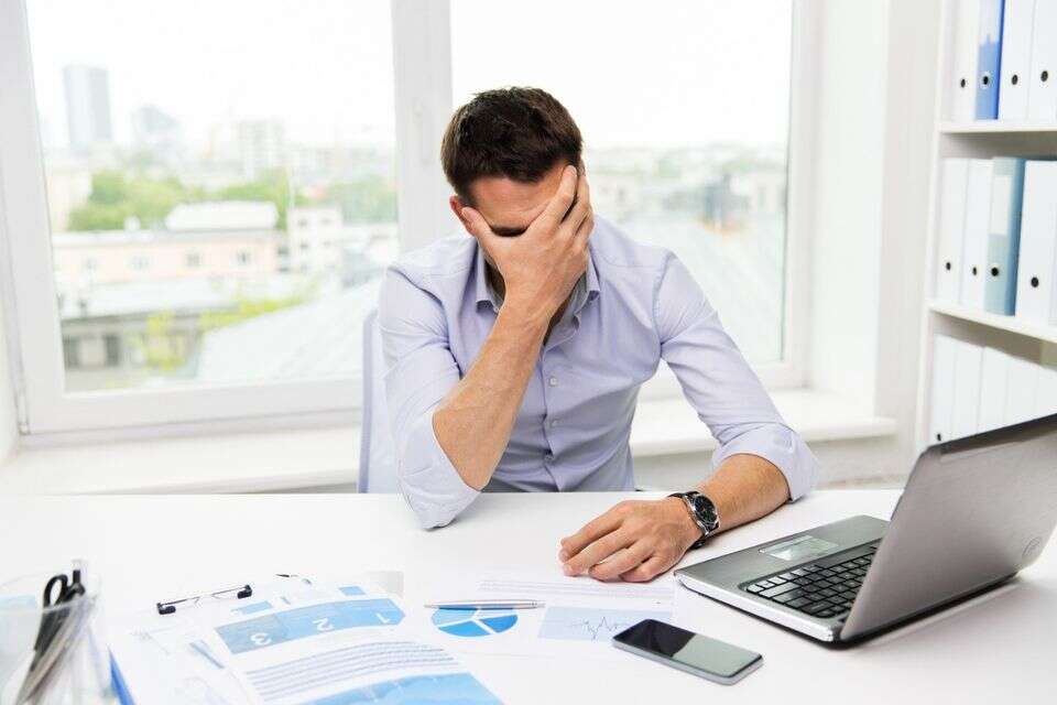 גבר מתוסכל עם לפטופ , GettyImages