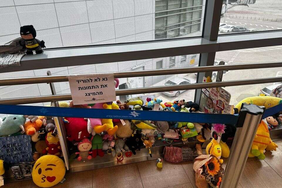 מיצג הזיכרון בנתב"ג. הצעצועים יועברו לבית החולים שבו נולדו ילדי משפחת ביבס , גליה זכאי נתב״ג