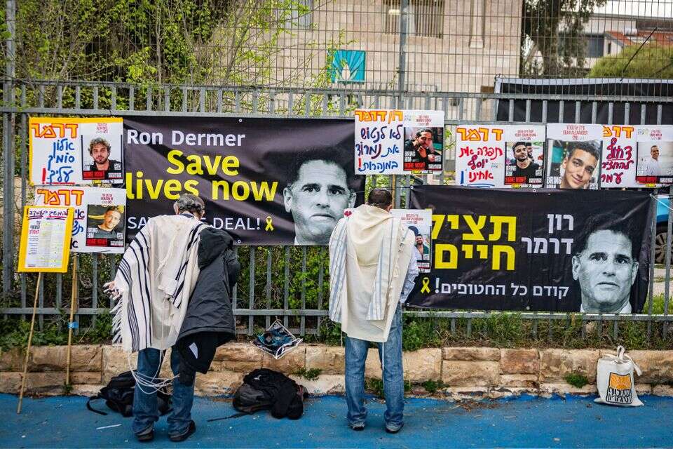 משפחות חטופים בתפילת ראש חודש ליד בית השר דרמר, אתמול , חיים גולדברג/פלאש90