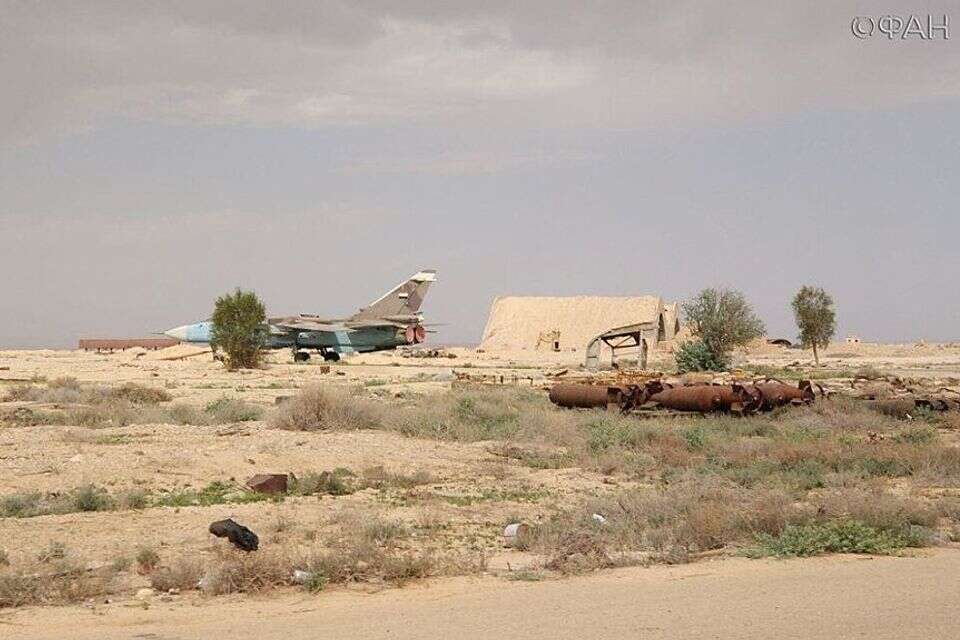 מטוס קרב מדגם מיג 23 נטוש של משטר אסד בבסיס T-4 במזרח סוריה , איי.פי