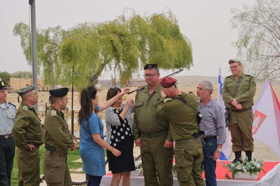סרן (במיל') וולי וולפסטל (במרכז) מסיים קורס הכשרת קציני רפואה במילואים , ללא