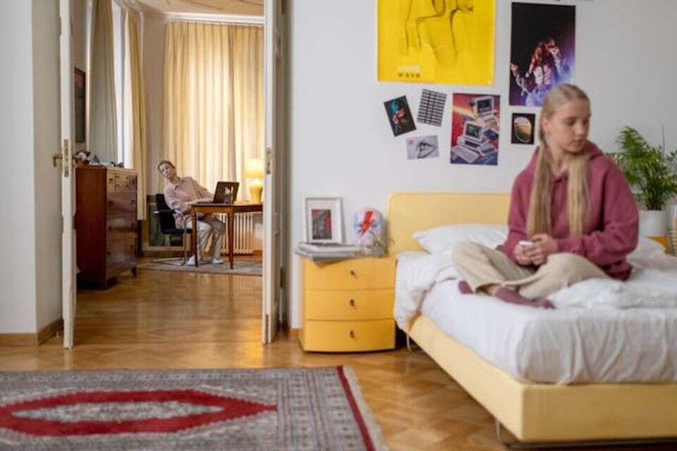 היא לא תמיד יודעת מה לומר... אבל היא תמיד שם 💗🚪 , pexels-cottonbro
