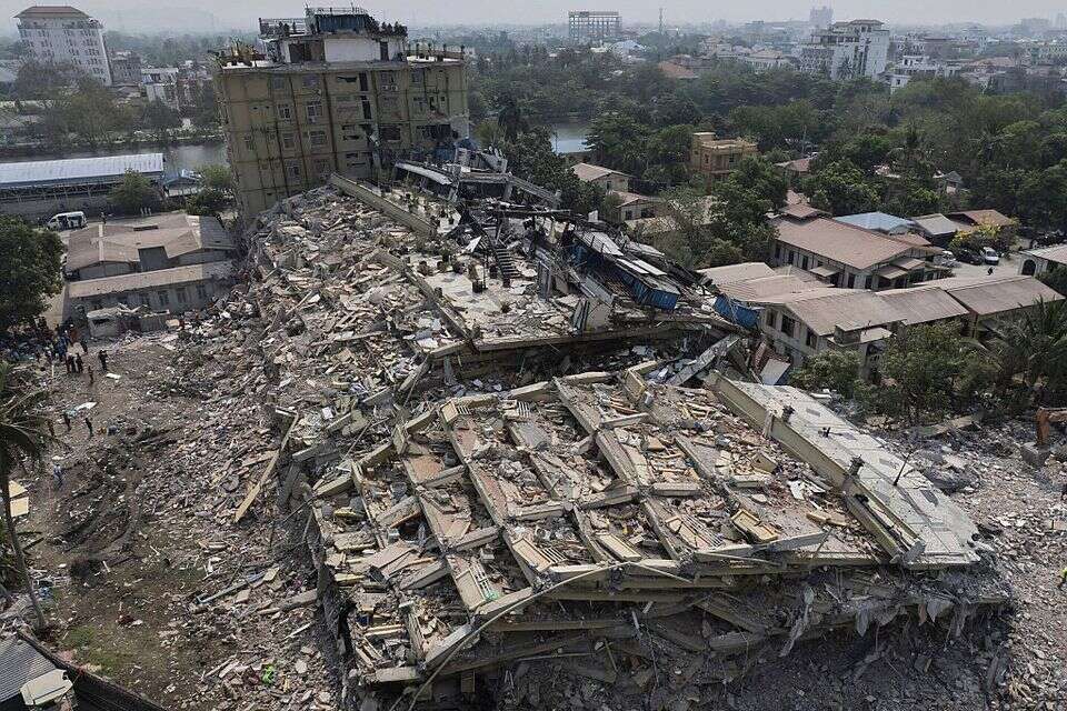 מבנים שנהרסו לגמרי ברעידת האדמה במיאנמר , איי.פי