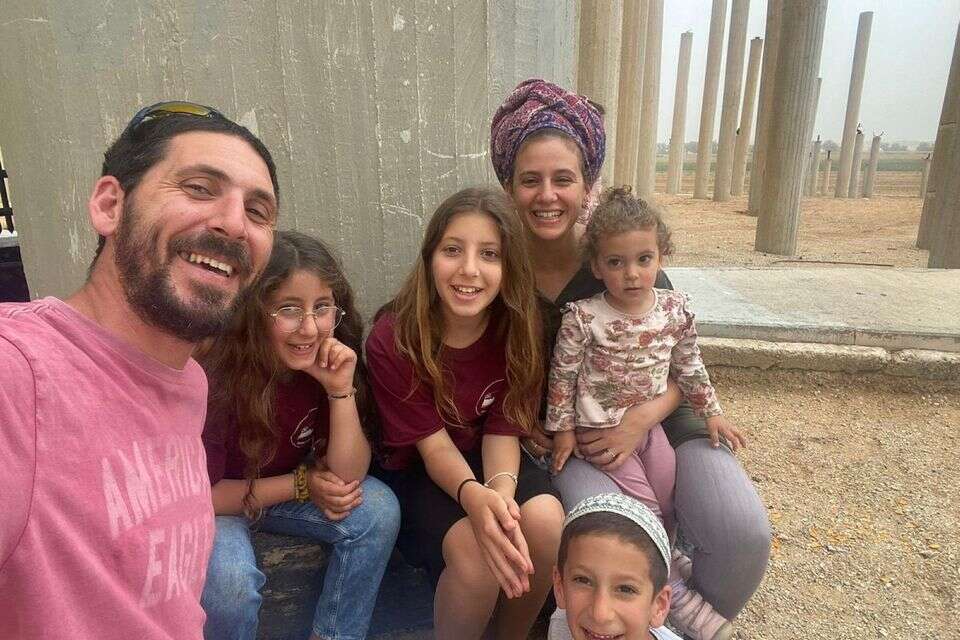 צופיה, ראובן שישפורטיש ז"ל והילדים , פרטי