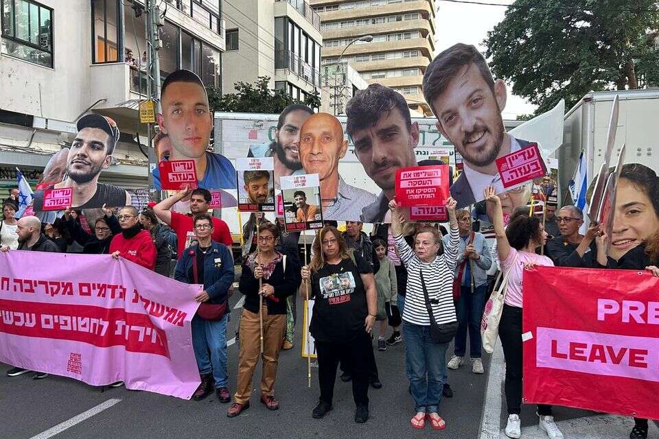מפגינים מחוץ להרמת הכוסית של שרי הליכוד במצודת יואב , מחאת הנשים