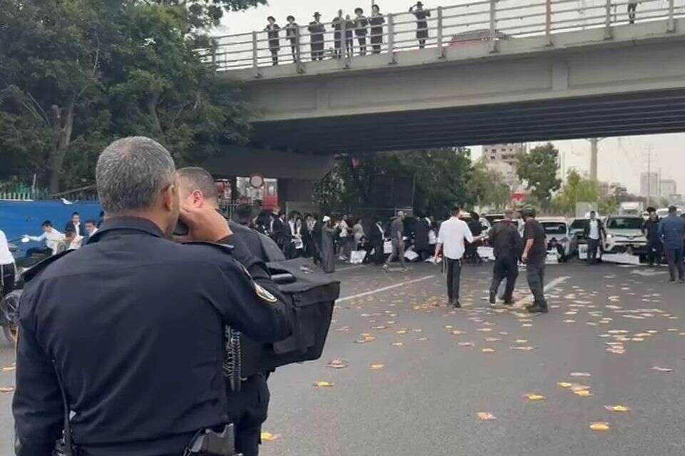 הפלג הירושלמי מפגין מתחת לגשר הכניסה והיציאה מבני ברק , דוברת המשטרה