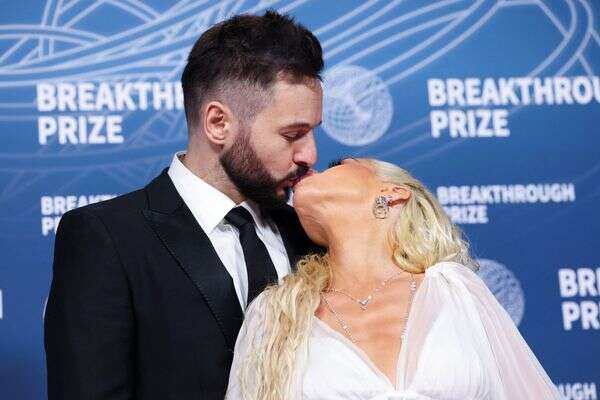 כריסטינה אגילרה ובעלה , רויטרס