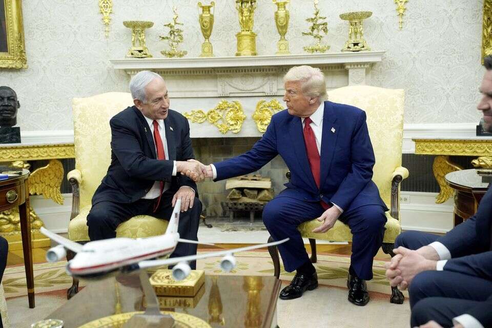 טראמפ לצידו של נתניהו בחדר הסגלגל , EPA
