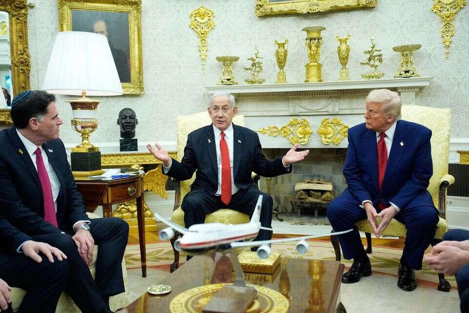 הנשיא טראמפ, נתניהו ודרמר. "יכול שהוא ילך למלחמה, אבל אנחנו לא נגרר פנימה" , אי.פי.איי