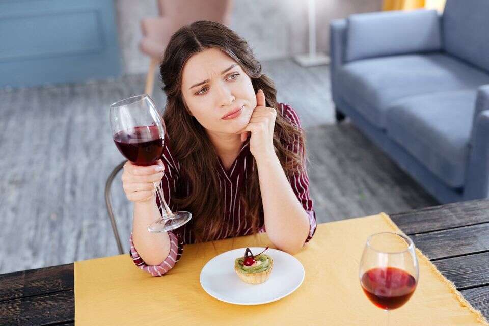 אישה רווקה לבד ארוחת ערב כוס יין  , istockphoto