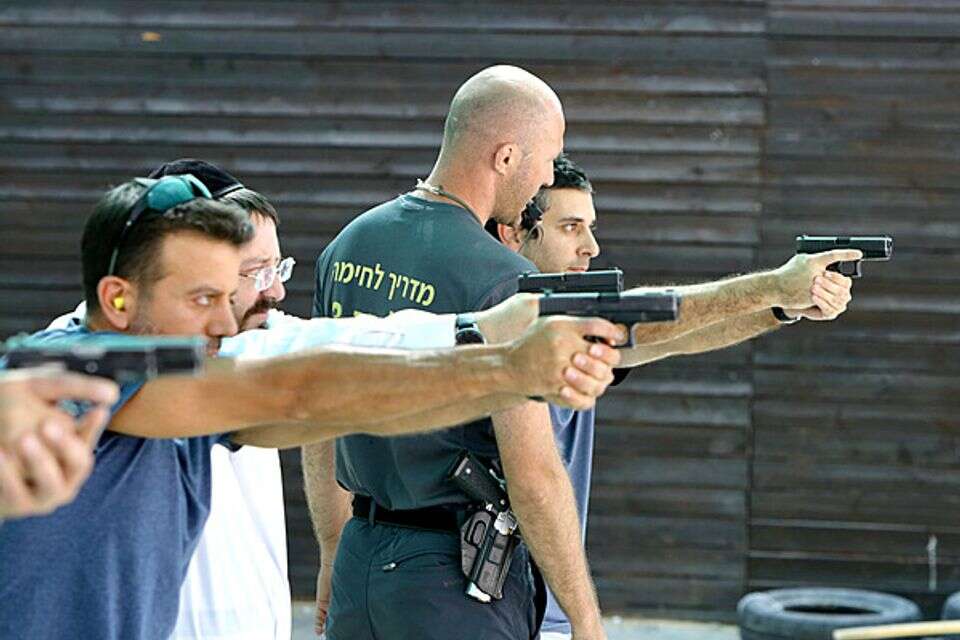 אזרחים באימון ירי לפני קבלת אישור נשק (למצולמים אין קשר לכתבה) , אורן כהן