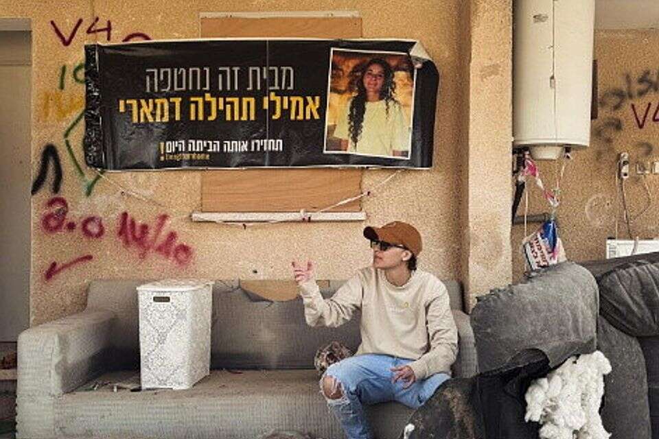 אמילי דמארי חוזרת לביתה בכפר עזה
, ללא