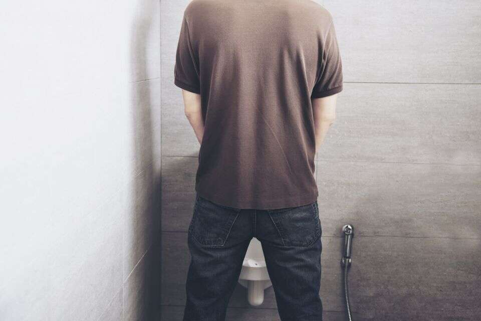 גבר עומד מול משתנה , jcomp / freepik
