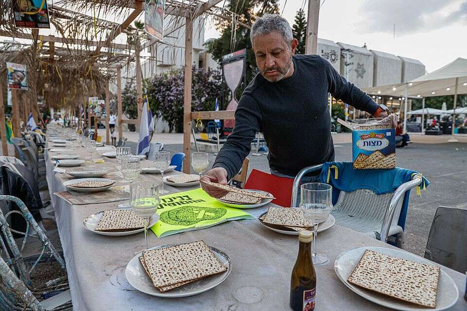 הכנות לליל הסדר בכיכר החטופים , יהושע יוסף