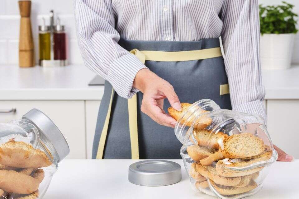 צנצנת עוגיות כשרות לפסח, שעומדת על משטח העבודה, מכניסה אליו המון אווירה, איקאה , יח"צ עוגיות