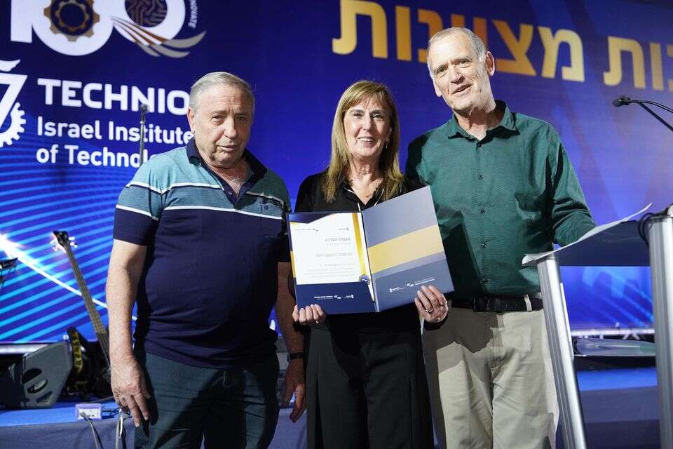 פרופ' דני רז דיקן הפקולטה למדעי המחשב ע"ש טאוב (מימין) עם ציפורה ויהושע חיות, הוריו של עמית ז"ל , ניצן זר