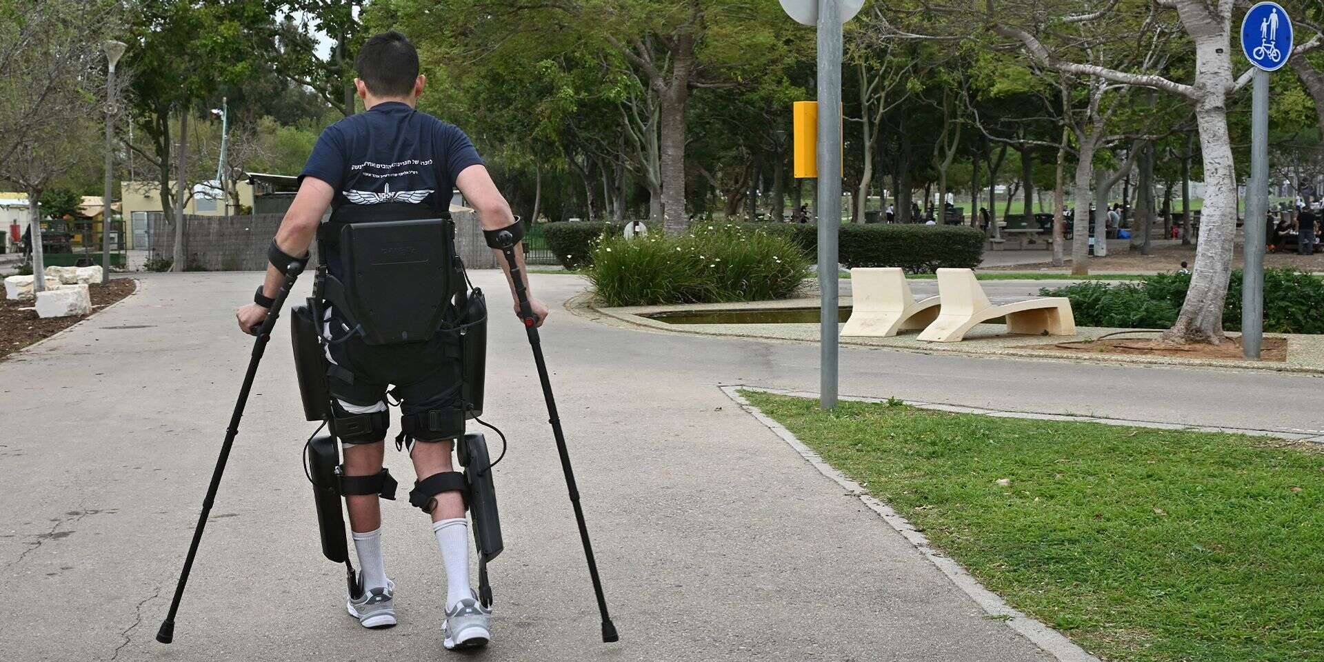 "קשה להסביר את התחושה המדהימה הזאת, כשאתה לומד להפעיל את הגוף מחדש". שחר יוחנן על הרגליים , אפרת אשל