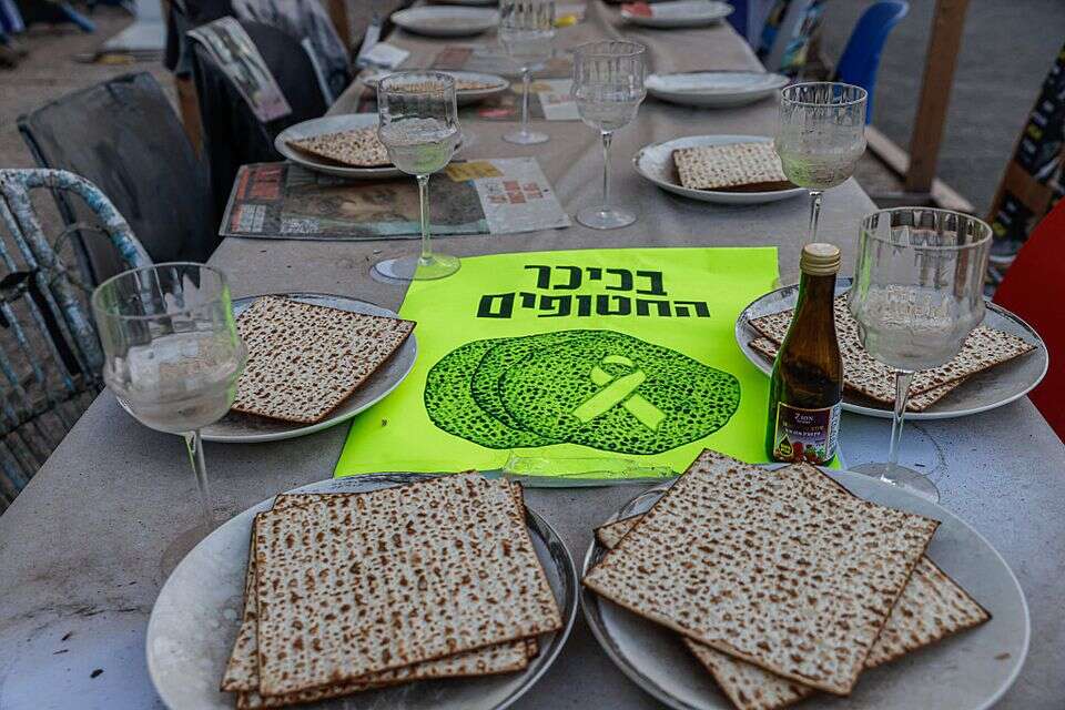 הכנות ליל הסדר בכיכר החטופים , יהושע יוסף