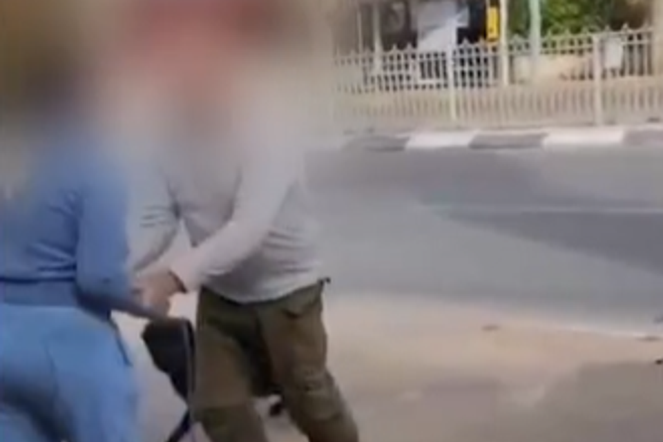 החשוד בתקיפת אישה בגלל נביחות הכלב שלה בפתח תקווה , השימוש נעשה לפי סעיף 27א' לחוק זכויות יוצרים