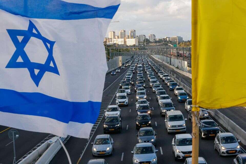 בדרך לארוחת חג ליל הסדר פקקים עומס כבד כביש 20 איילון ליד מחלף ההלכה
כיוון , יהושע יוסף