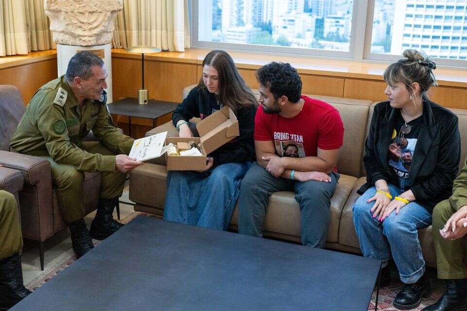 הרמטכ״ל הביא עימו לארוחת החג את ׳הגדת החירות׳ שקיבל משורדת השבי, נעמה לוי
, דובר צה"ל