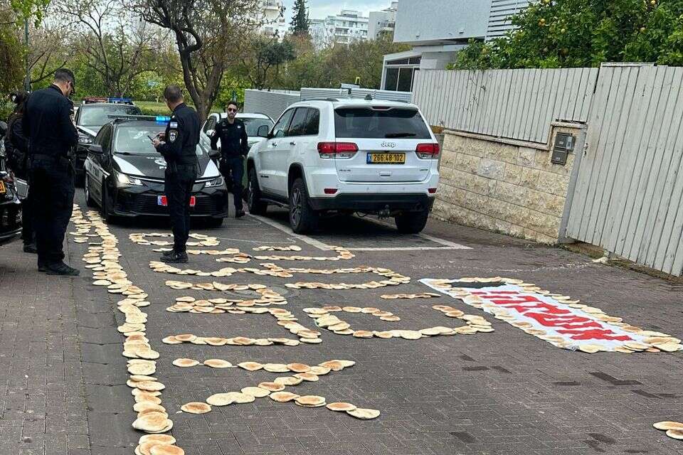 מיצג המחאה מול ביתה של השרה עידית סילמן, היום , ללא