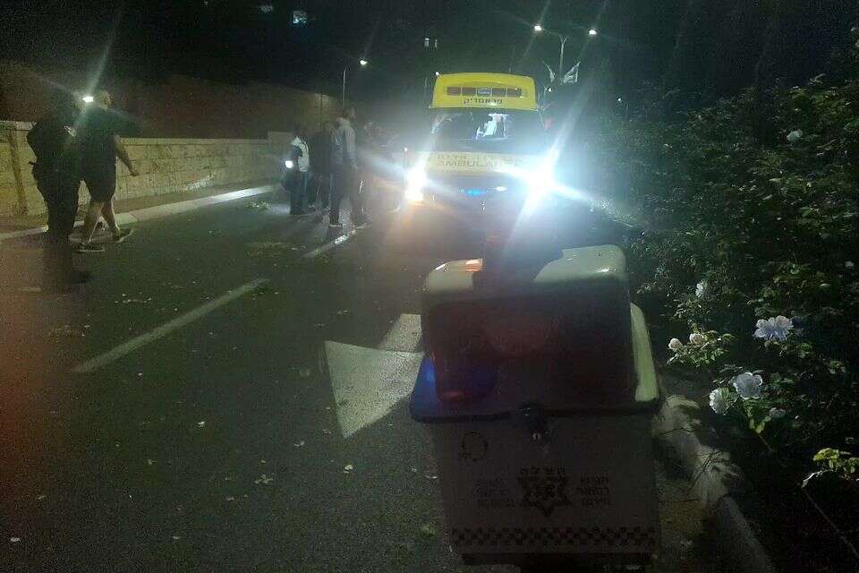 זירת התאונה בה נפצע אנוש רוכב אופנוע , צילום מד״א