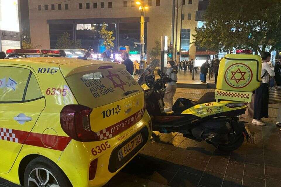 ילד בן 4 נפצע קשה לאחר שהתנגש עם ילד נוסף בתחנת רכבת בירושלים , תיעוד מבצעי מד"א