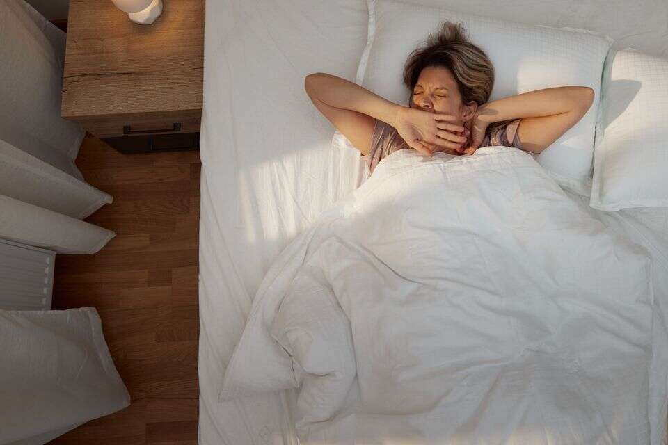 מפהקים הרבה? אתם כנראה לא ישנים מספיק. אילוסטרציה ,