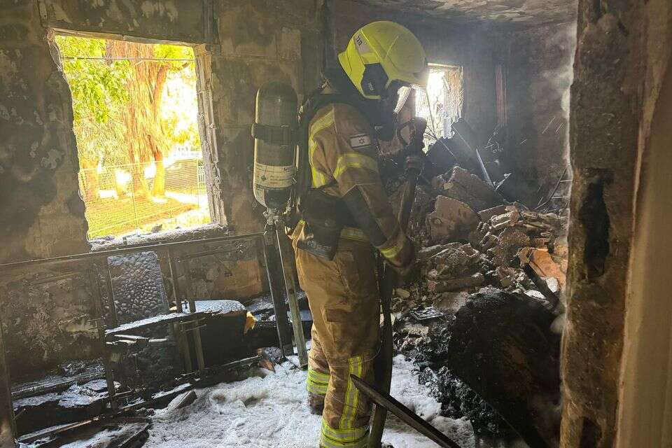 לוחם אש בזירת פיצוץ המבנה בפתח קווה , עומר שפירא/ כב״ה