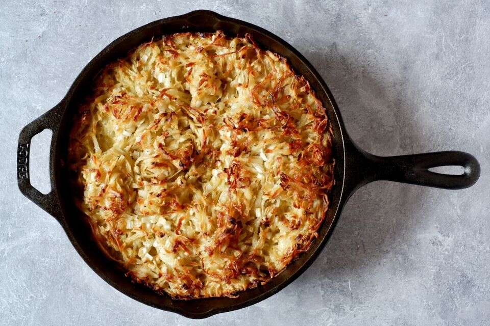 שוליים קריספיים ופנים רך ועסיסי: קוגל תפוחי אדמה כשר לפסח