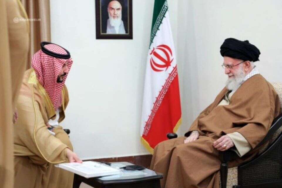 בן סלמאן עם המנהיג העליון של איראן , ללא