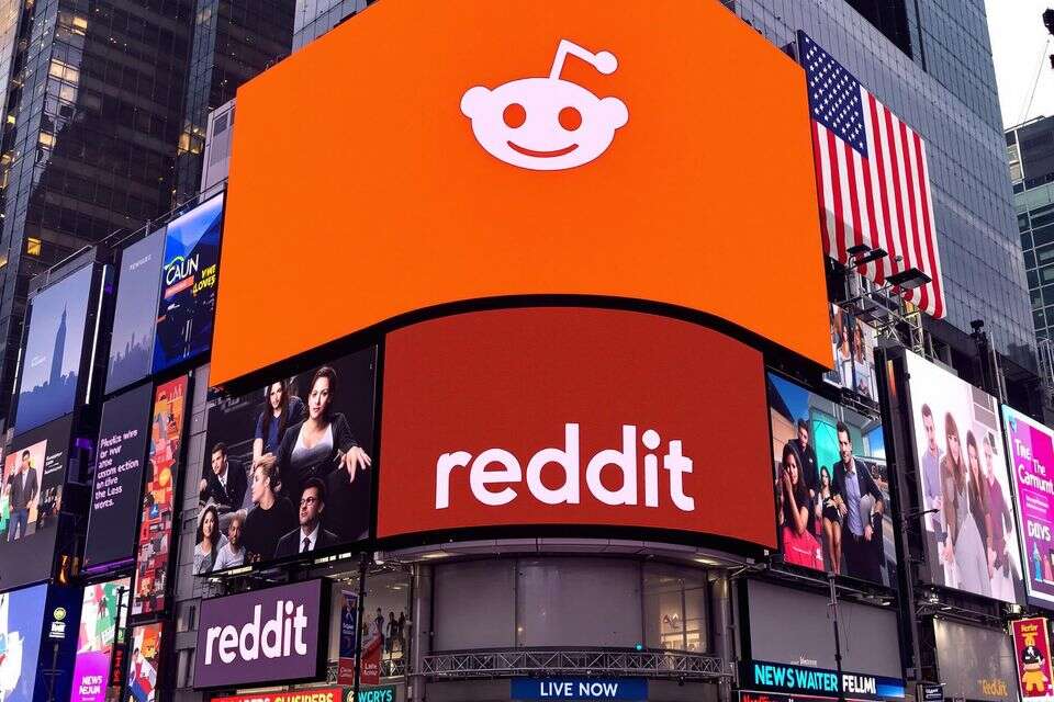 לוגו Reddit על מסך בטיימס סקוור , פידי באמצעות FLUX1.1
