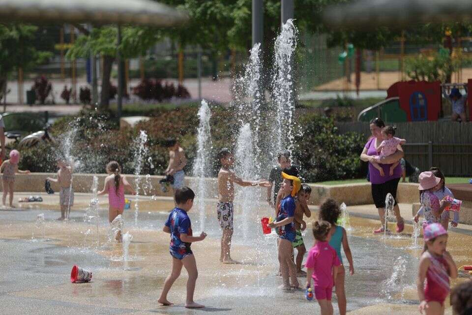 ילדים מתרעננים במזרקת נווה זמר ברעננה , .ללא