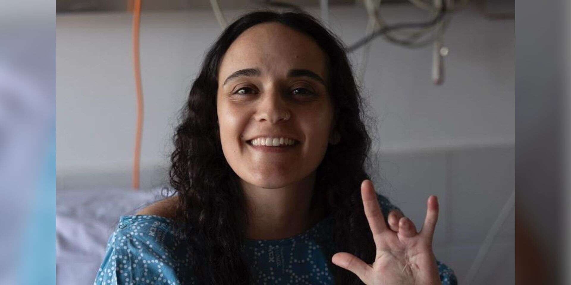 אמילי דמארי מציגה את היד הפצועה בתנועה שהפכה לסמל , באדיבות המשפחה