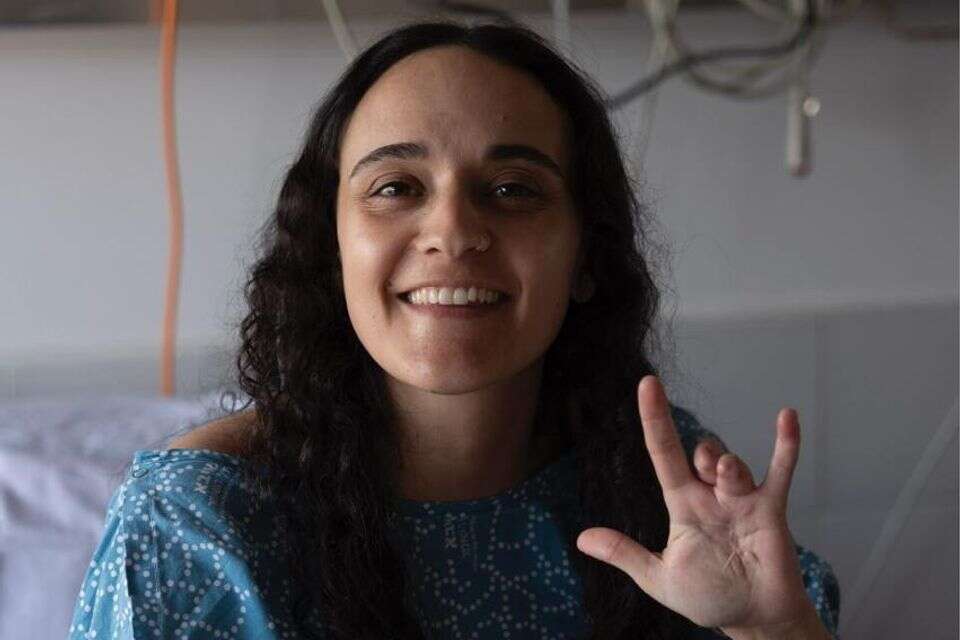 אמילי דמארי מציגה את היד הפצועה בתנועה שהפכה לסמל , באדיבות המשפחה