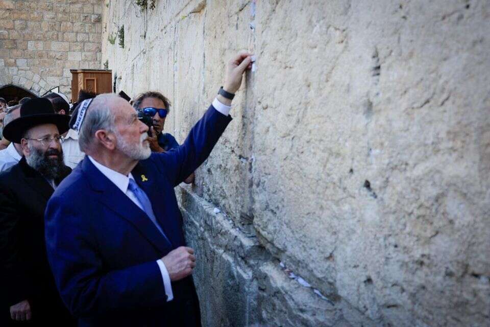 שגריר ארה"ב בישראל האקבי מכניס את הפתק שהעביר הנשיא טראמפ לכותל המערבי , אורן בן חקון