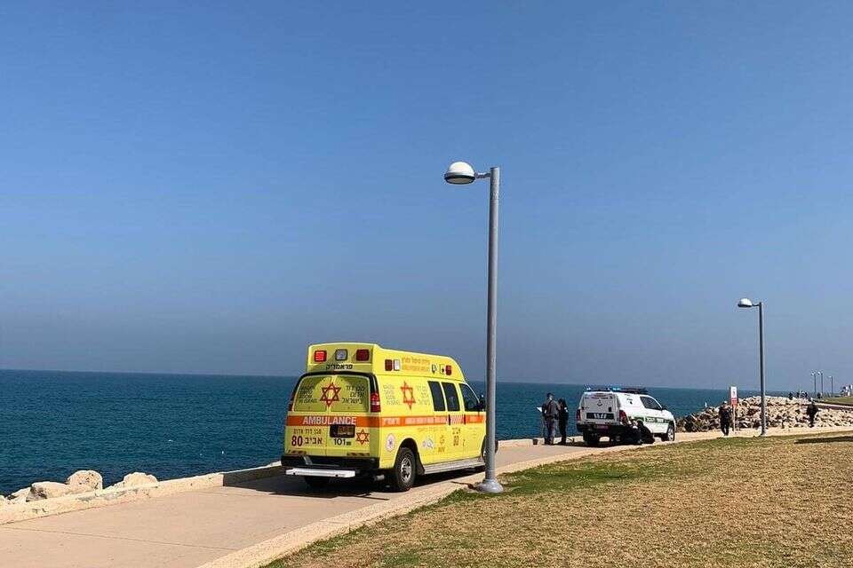 כוחות מד"א בזירה בה נמצא גבר ללא רוח חיים בשובר גלים , דוברות מד"א