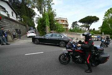 המשלחות האמריקנית והאיראנית מגיעות לשיחות בשגרירות עומאן , AFP
