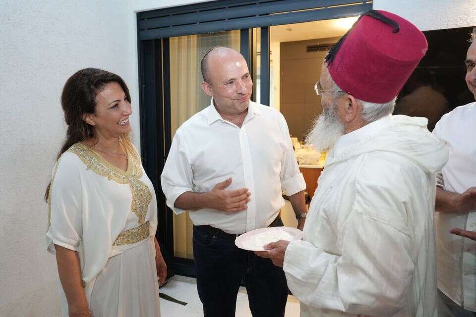 ראש הממשלה לשעבר נפתלי בנט באירוע מימונה בו ביקר לפני שחש ברע והובהל לבית חולים , תומר שונם הלוי