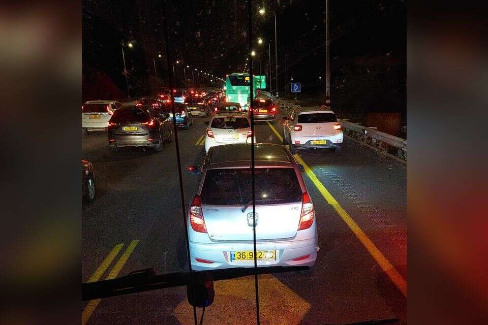 פקק בכביש 1 בשל הפגנת חרדים , שילה רוזנפלד
